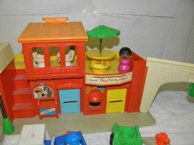 Vintage Fisher Price Play Family Village #997 Little People  